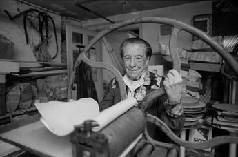 Louise Bourgeois working on her printing press at home. c. 1995. Photo: Mathias Johansson