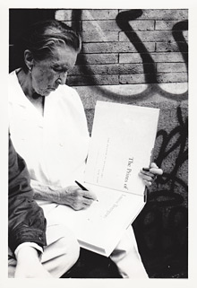 Louise Bourgeois autographing the catalogue, 1994. Photo: Peter Bellamy