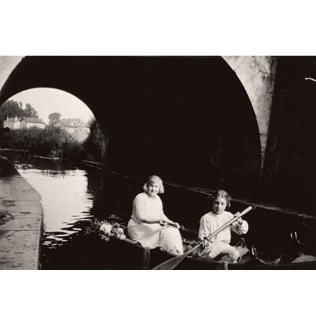 Louise Bourgeois and Sadie Gordon Richmond in a rowboat on the river Bièvre, which runs through the garden of the house in Antony, in 1922.